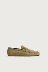Mocasín casual de hombre fabricado en piel con acabado en serraje, de color tostado. Cuenta con detalle de bordón en el empeine, fruncido en la parte delantera, horma redonda y suela ultrafina.
