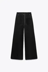 Jeans de tiro alto, pierna ancha y largo al tobillo, en denim celeste claro con efecto lavado. Presenta costura marcada en el centro de cada pierna y cierre frontal con cremallera y botón.