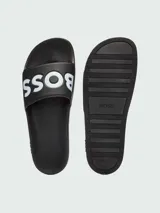 Sandalias tipo ojota de la marca Boss, color negro, con diseño de logo en relieve en la banda superior.