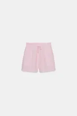Shorts de lino de tiro medio, color rosado, con cintura elástica ajustable mediante cordones y bolsillos delanteros.