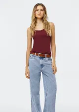 Musculosa blanca de ajuste slim, confeccionada en tejido de canalé con escote redondo y tirantes anchos.