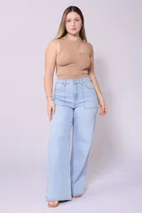Pantalón de jean celeste, corte wide leg, tiro alto y con lycra.