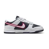 Zapatillas Nike Dunk Low PRM de cuero color blanco y azul marino, con detalles en rojo y suela blanca.