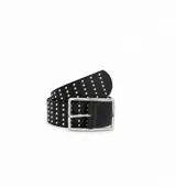 Cinto ancho color negro con tachas metálicas plateadas y hebilla rectangular de metal plateado.