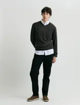 Sweater de punto con escote en V y manga larga, confeccionado en tejido acrílico con textura suave.