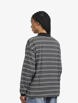 Remera polo de manga larga con diseño a rayas horizontales en tonos gris, negro y blanco. Presenta cuello clásico en color negro, cierre frontal con botones y logo bordado en el pecho.