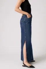 Falda larga de denim azul con diseño de paneles verticales y tajo lateral. Presenta cierre de botones y cinco bolsillos clásicos.