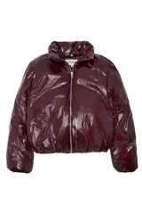 Campera puffer de corte recto con acabado brillante efecto gloss, cierre frontal completo y cuello clásico.