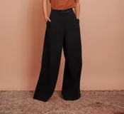 Pantalón negro de corte ancho con pinzas y pretina ancha.