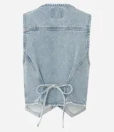 Chaleco de jean con escote en V, cierre frontal con botones metálicos y ruedo redondeado. Presenta un diseño clásico con lazo ajustable en la espalda.