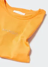 Camiseta de algodón color naranja con cuello redondo, manga corta y logo de la marca estampado en el pecho.