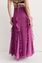 Falda larga con estampado abstracto en tonos pastel y oscuros, con volados verticales de tul marrón oscuro que recorren la falda.