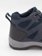 Bota de trekking Forum color azul marino, con paneles de malla transpirable, refuerzos sintéticos en puntera y laterales, y suela de goma gris con relieve antideslizante.