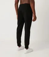 Pantalón deportivo masculino liso color negro, con ajuste elástico en la cintura y bolsillos laterales.