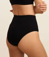 Bombacha alta de microfibra color crudo, con textura acanalada y trenzada, sin costuras y con laterales anchos.