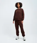 Pantalón jogger de corte holgado con cintura elástica y puños ajustados en los tobillos. Confeccionado en tejido fleece de algodón y poliéster, cuenta con bolsillos laterales.