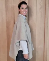 Ruana abierta de tejido de punto acanalado en color beige, con diseño holgado y caída fluida.