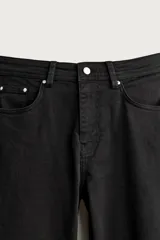 Pantalón relaxed fit azul marino confeccionado en tejido de algodón con estructura, de estilo clásico con cinco bolsillos y cierre frontal con cremallera y botón.