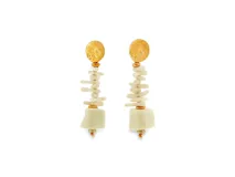 Pendientes largos con diseño artesanal. Presentan una base superior circular de oro martillado, de la cual cuelgan piezas de coral blanco en forma de astillas y un bloque final asimétrico.
