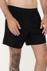 Short deportivo negro de tela ultra liviana con tecnología drifit y protección UV50+.