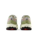 Championes de trail running New Balance Fresh Foam X Hierro v7, color verde oliva con detalles en gris y naranja. Cuentan con entresuela Fresh Foam X, empeine de malla y sintético, y suela Vibram® Megagrip.