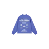 Remera de manga larga color azul, con cuello redondo y diseño oversize. Presenta múltiples estampados gráficos en color blanco en la espalda con inscripciones y logotipos de la marca Eme Studios.