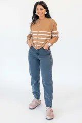 Pantalón de jean estilo slouchy con efecto nevado, de tiro alto y corte holgado en las piernas con ajuste en los tobillos.