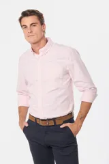 Camisa de manga larga color rosa claro, con cuello abotonado, bolsillo en el pecho y corte clásico.