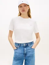 Remera Tommy Hilfiger de corte regular, color blanco, con cuello redondo, manga corta y logo gráfico con acabado foil en el pecho.