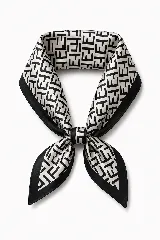 Pañuelo cuadrado de seda con diseño geométrico en tonos blanco y negro, con bordes negros contrastantes.