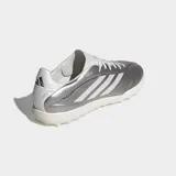 Championes de fútbol Adidas Copa Pure IV League para pasto sintético. Presentan un diseño en color plateado metalizado con las icónicas tres tiras de la marca en blanco. Cuentan con tecnología Fusionfeel para un mejor contacto con el balón, mediasuela de EVA para amortiguación y suela de caucho con tacos diseñados para tracción en superficies sintéticas.