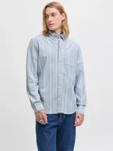 Camisa de vestir celeste a rayas verticales blancas, de manga larga y cuello abotonado. Corte slim fit.