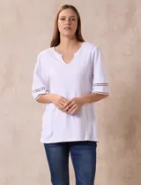 Remera blanca de algodón marca Ruby Rd con cuello redondo y escote en V. Tiene mangas cortas amplias con aplique de crochet.