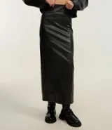 Falda midi negra de cuero sintético, corte recto, con abertura trasera y cintura alta.