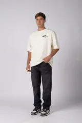 Jean mom de corte holgado color negro, confeccionado en denim de algodón con diseño clásico de cinco bolsillos y tiro medio.