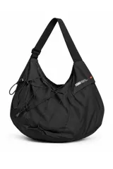 Bolso impermeable negro de gran capacidad confeccionado en nylon de alta densidad, con recubrimiento interno plástico, correa ajustable y bolsillos externos e internos con cierre.
