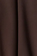 Pantalón de punto color marrón, de tiro alto con cintura elástica y diseño de piernas amplias con pliegues frontales cosidos.