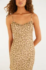 Vestido largo de silueta ajustada, con tirantes finos y escote fruncido, confeccionado en viscosa con estampado animal print.