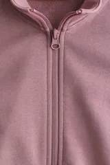 Campera deportiva de felpa de algodón color rosado, con corte ajustado, cuello elevado, cierre frontal completo y puños y bajo acanalados.
