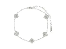 Pulsera de acero plateado con cadena de eslabones finos y cinco dijes colgantes en forma de flor con relieve.