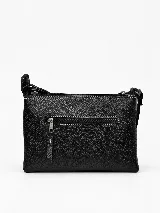 Bandolera de cuero negro, de diseño rectangular y compacto, con correa ajustable para llevar cruzada al hombro. Cuenta con un bolsillo frontal con cierre y detalles de costuras pespuntadas a contratono.