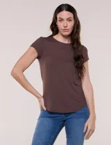 Remera básica de modal color marrón, de corte ajustado, con cuello redondo a la base y mangas cortas.