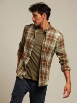 Camisa de vestir a rayas verticales azules y blancas, de corte regular fit y manga larga.