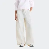 Pantalón cargo de corte amplio y tiro medio, color blanco, con cintura elástica ajustable mediante cordón y bolsillos laterales tipo cargo.
