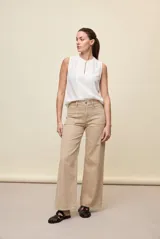Jean wide leg negro de tiro medio confeccionado en denim con spandex, con bolsillos frontales tipo parche y silueta amplia de corte recto.