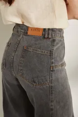 Jean de tiro alto y corte wide leg, color gris con efecto acid wash y costuras en contraste. Cuenta con inserciones triangulares en los laterales de las pantorrillas que aportan mayor amplitud y movimiento a la parte inferior.