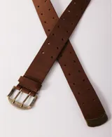 Cinturón de cuero negro con doble hilera de agujeros a lo largo de toda la tira. Presenta una hebilla metálica de doble perno y una puntera metálica decorativa con remaches.