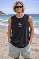 Musculosa sin mangas color negro con efecto gastado (acid wash) y un pequeño estampado frontal de una figura humanoide con sombrero de hongo.