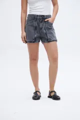 Short de jean gris oscuro con tiro alto, calce holgado en cadera y bolsillos amplios.