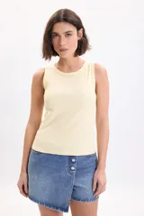 Musculosa de rib color amarillo con escote redondo y diseño ajustado.